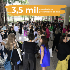 Foto com muitas pessoas em pé em uma área externa. Acima, está escrito: 3,5 mil espectadores presenciais e on-line